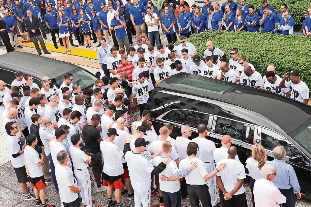Los jugadores de Marlins portaron una playera blanca con las siglas RIP en honor a José (CARL JUSTE. AP)