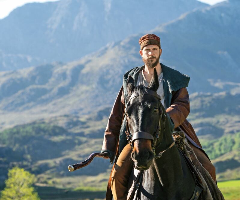 Gustaf Skarsgard da vida a Merlín en lo que él considera “su versión más pura y menos fantasiosa”. Foto: NETFLIX