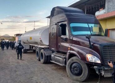 Aseguran pipa con combustible robado en Los Reyes, Michoacán