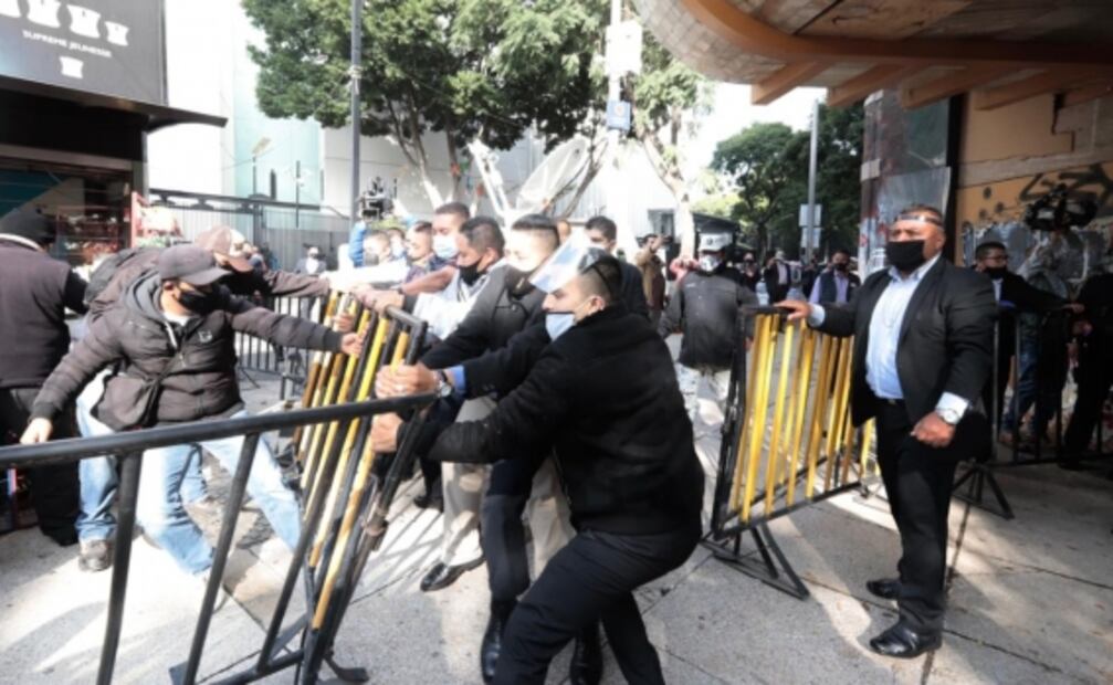 Reportan altercado entre grupos contra extinción fideicomisos y personal de seguridad del Senado 