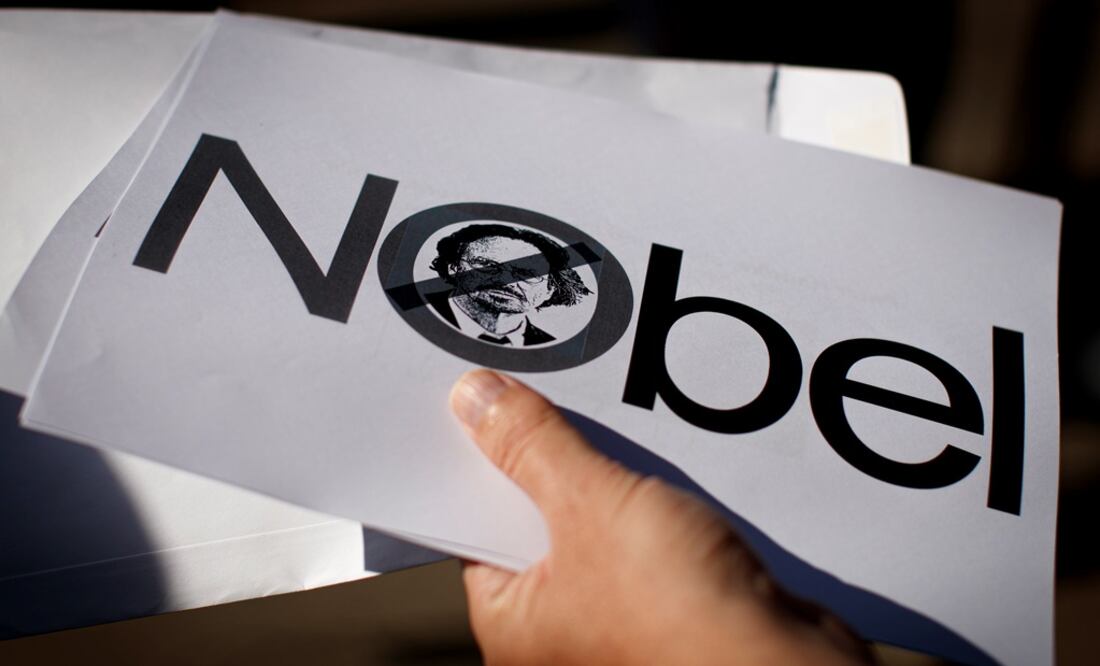 Imagen tomada durante una protesta en Kosovo contra el escritor Peter Handke como ganador del Nobel de Literatura 2019. Foto: EFE/EPA/VALDRIN XHEMAJ