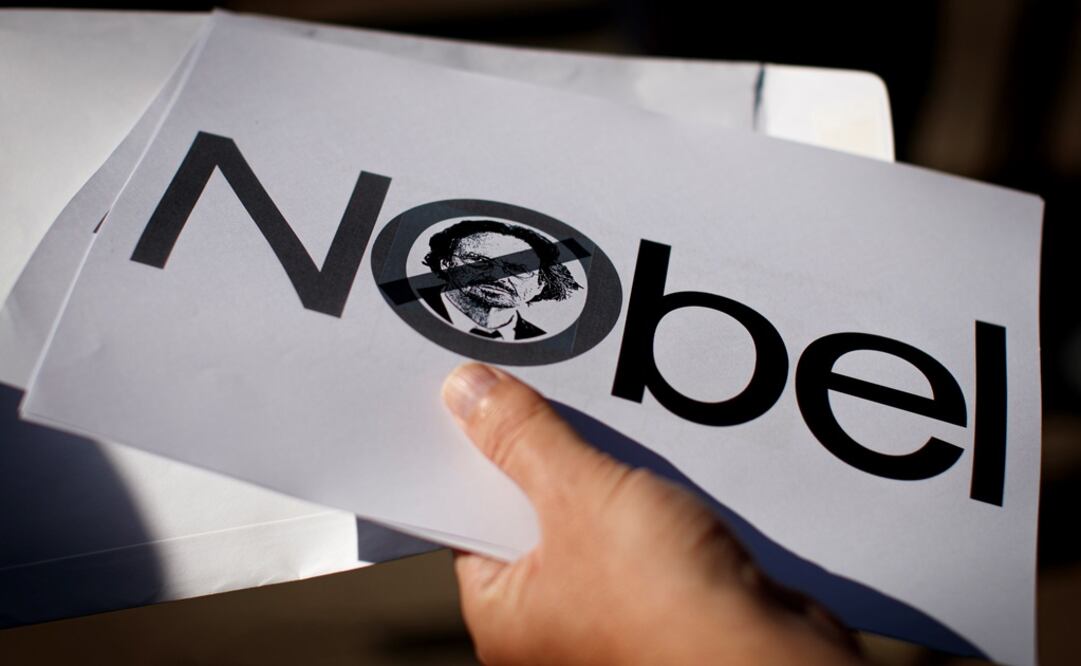 Imagen tomada durante una protesta en Kosovo contra el escritor Peter Handke como ganador del Nobel de Literatura 2019. Foto: EFE/EPA/VALDRIN XHEMAJ