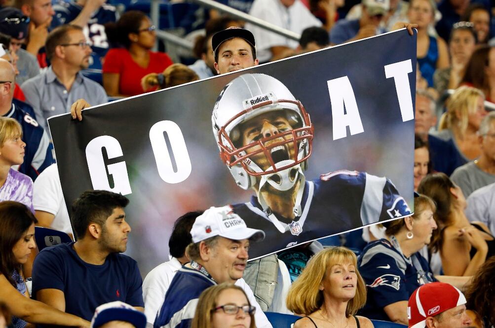 Aficionados de Nueva Inglaterra muestran su apoyo al cuestionado quarterback de los Patriots, tras el polémico caso de los balones desinflados en el duelo final por el título de la AFC ante Indianapolis (WINSLOW TOWNSON. AP)