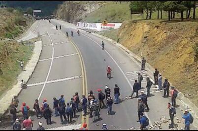 Queman vehículos maestros de la Sección 7 