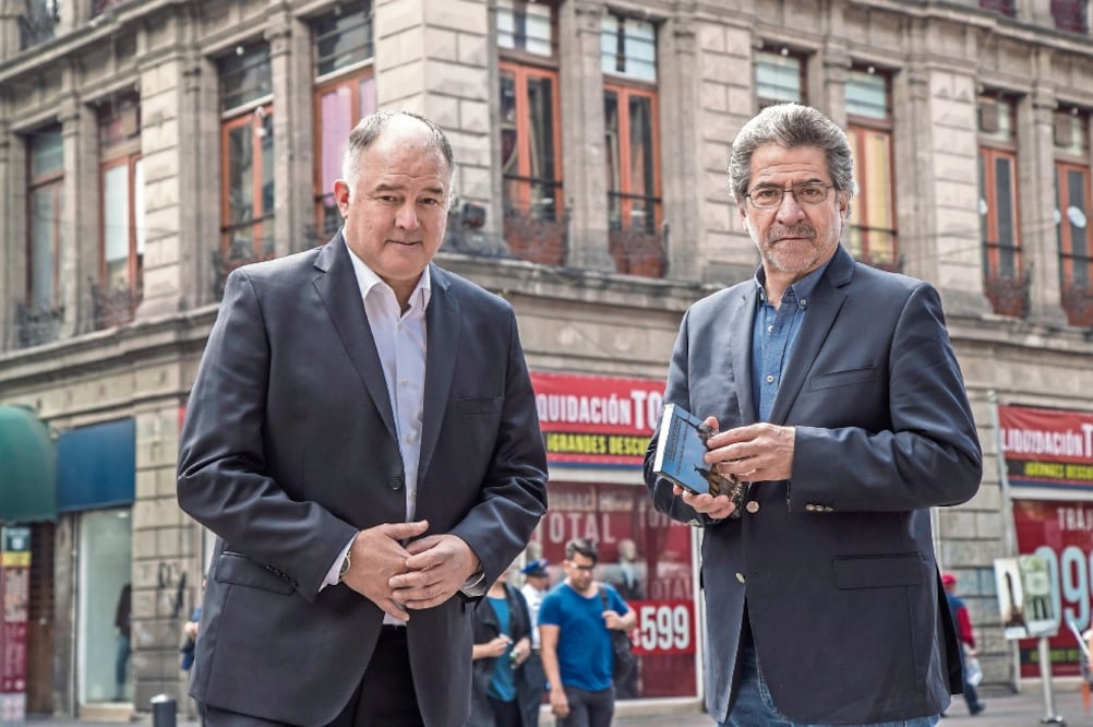 Héctor de Mauleón y Rafael Pérez Gay son los autores de la guía de lugares emblemáticos, que busca recordar hechos históricos y personajes, y devolverle la identidad a las calles (YADIN XOLALPA. EL UNIVERSAL)