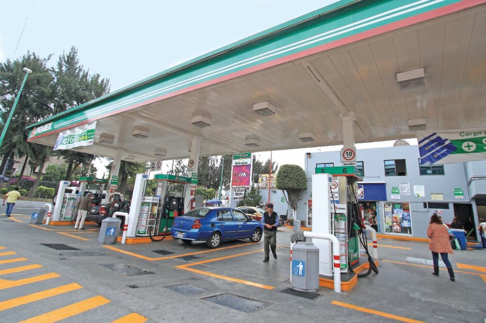 FullGas destacó que en México aún existe un margen de utilidad de 5% que fija Pemex, el único suministrador de combustible (ARCHIVO EL UNIVERSAL)