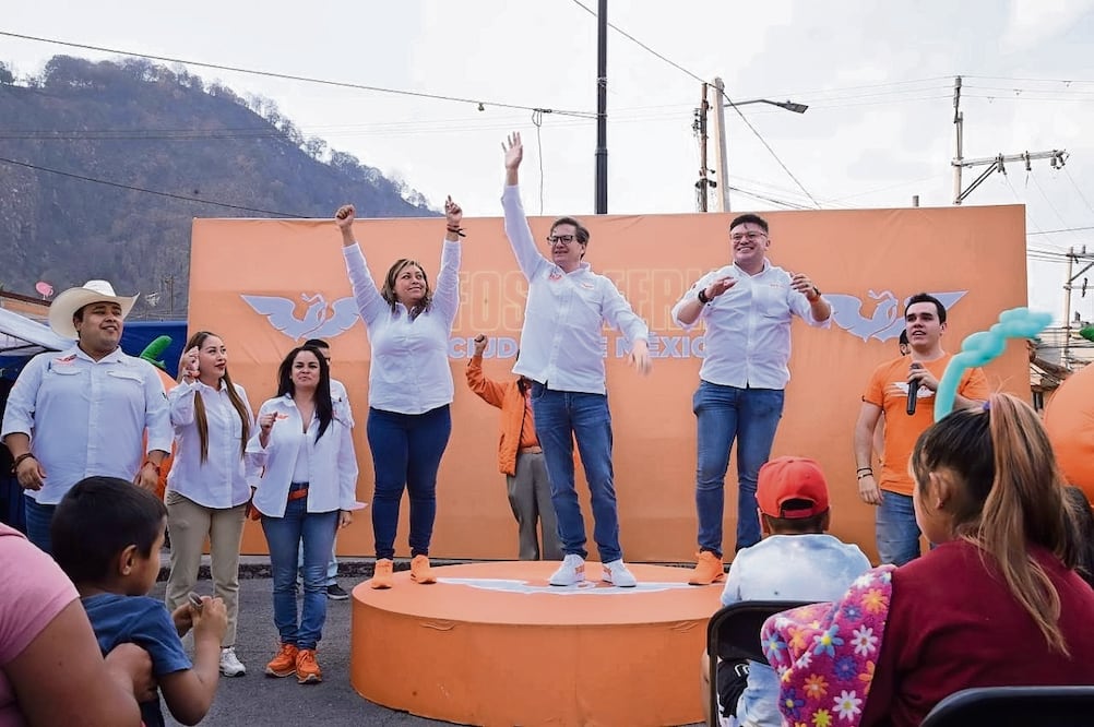 Salomón Chertorivski participó en la “fosfo feria” organizada en la plaza central de San Miguel Topilejo, en donde compartió propuestas sobre seguridad y agua. Foto Especial