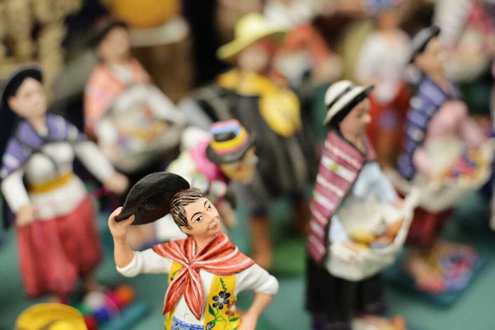 Artesanías exhibidas en la feria más importante de Perú, la "Ruraq Maki". Foto: EFE, archivo 