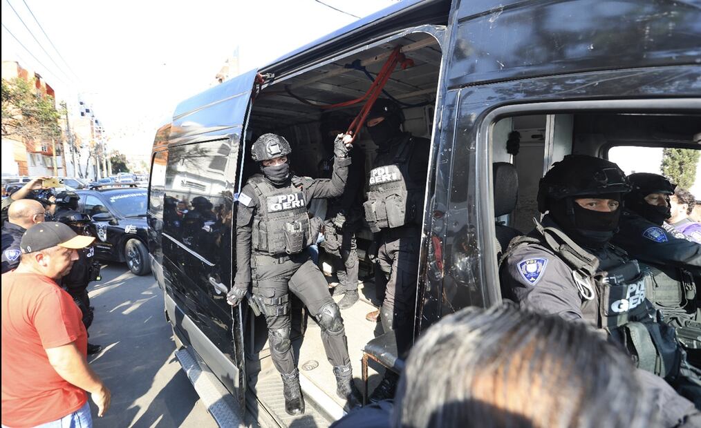 Fueron trasladados 18 personas de la Coordinación Territorial Cuh-1 de la Fiscalía General de Justicia capitalina al Reclusorio Norte en la Ciudad de México se les imputa robo, lesiones y tentativa de Homicidio, el 18 de noviembre de 2025. Al lugar llegaron familiares y activistas para tratar de impedir el traslado. Foto: Francisco Rodríguez/EL UNIVERSAL