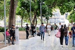Sin ambulantes, paseantes disfrutan de la Alameda Central
