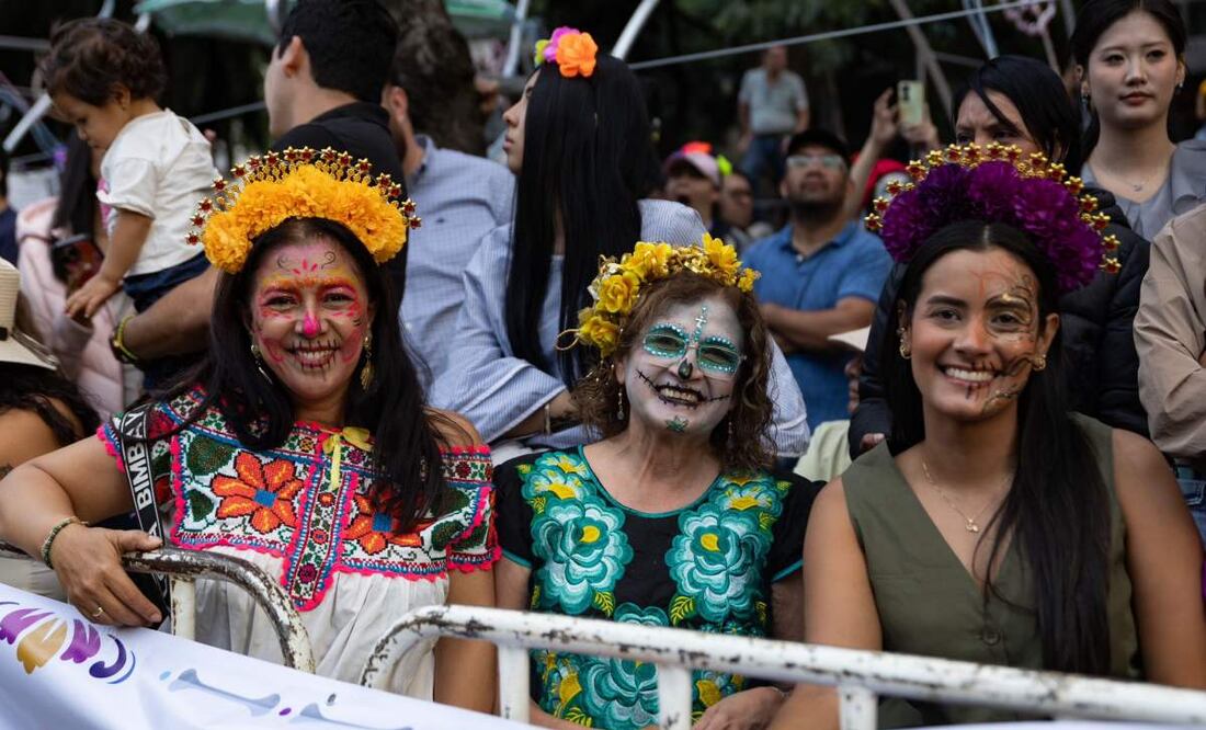 Asistentes se maquillan y disfrutan de la Mega Procesión de Catrinas. (26/10/25) Foto: Hugo Salvador/ EL UNIVERSAL
