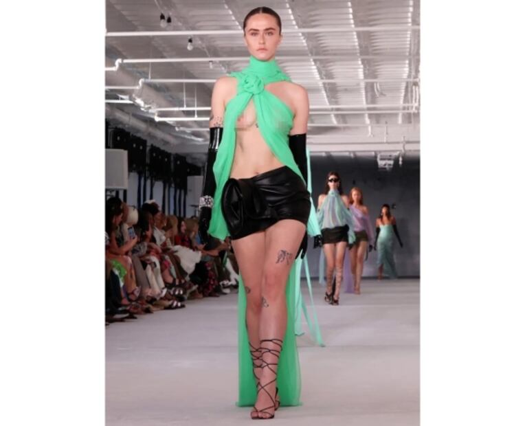 Ella Emhoff, hijastra de Kamala Harris, muestra un seno en pasarela de moda en NY