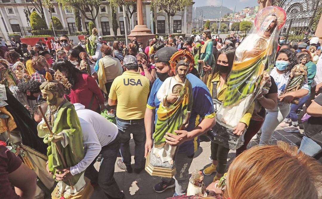 Como cada año, los feligreses portaban sus esculturas de San Judas Tadeo, y aunque solamente pudieran ingresar unos minutos, fue tiempo suficiente para dar gracias. Foto: JORGE ALVARADO. EL UNIVERSAL
