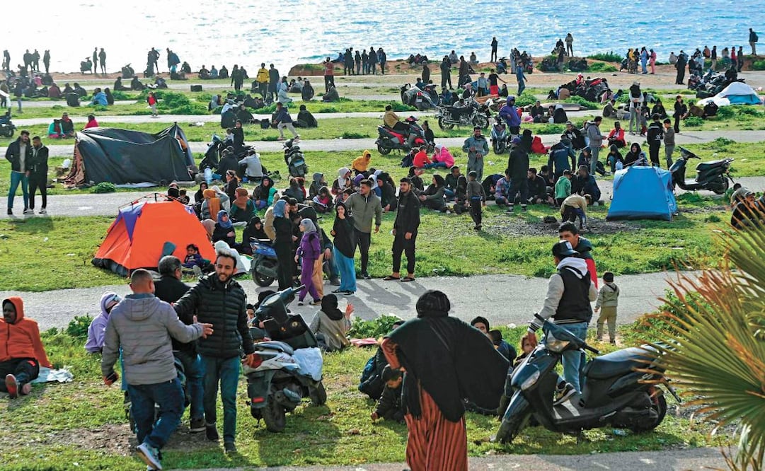 Gente a las afueras de Beirut oyendo el mensaje de Benjamín Netanyahu ordenando a su gabinete iniciar diálogo directo con Beirut. Foto:  Fadel itani / AFP