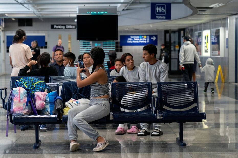 Gestionado por una empresa privada contratada por la ciudad, migrantes permanecen en un refugio improvisado en el Aeropuerto Internacional O'Hare. FOTO: ERIN HOOLEY