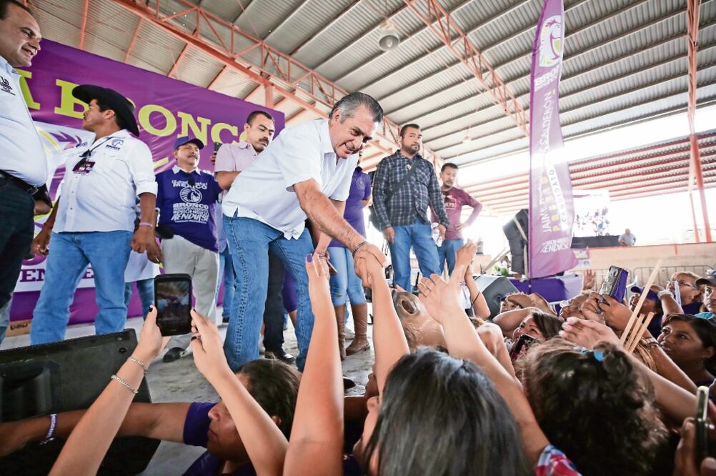 Jaime Rodríguez Calderón El Bronco se reunió con simpatizantes en un mitin en Apodaca, Nuevo León, y los convocó a derrotar a los partidos políticos. (CORTESÍA)