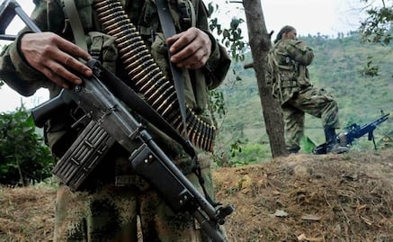 Gobierno de Colombia denuncia retención de 34 militares en zona plagada de narcocultivos; reporta enfrentamientos con guerrilleros