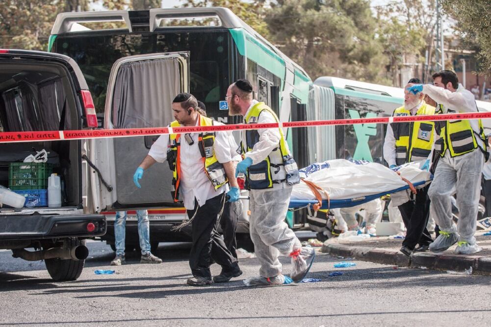 El más sangriento de los ataques de ayer fue el perpetrado por dos palestinos, quienes con pistola y un cuchillo asaltaron un autobús israelí, en Jerusalén Este (LI RUI. XINHUA)