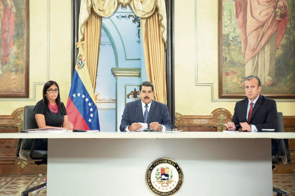 El presidente de Venezuela, Nicolás Maduro (centro), durante un encuentro de ministros con la vicepresidenta Delcy Rodríguez (izq.) y el vicepresidente de Economía, Tareck El Aissami, ayer en el Palacio de Miraflores, en Caracas. (REUTERS)