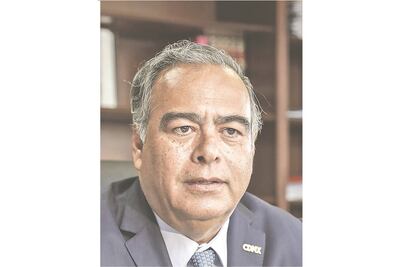 Collins va por amparo contra orden de captura