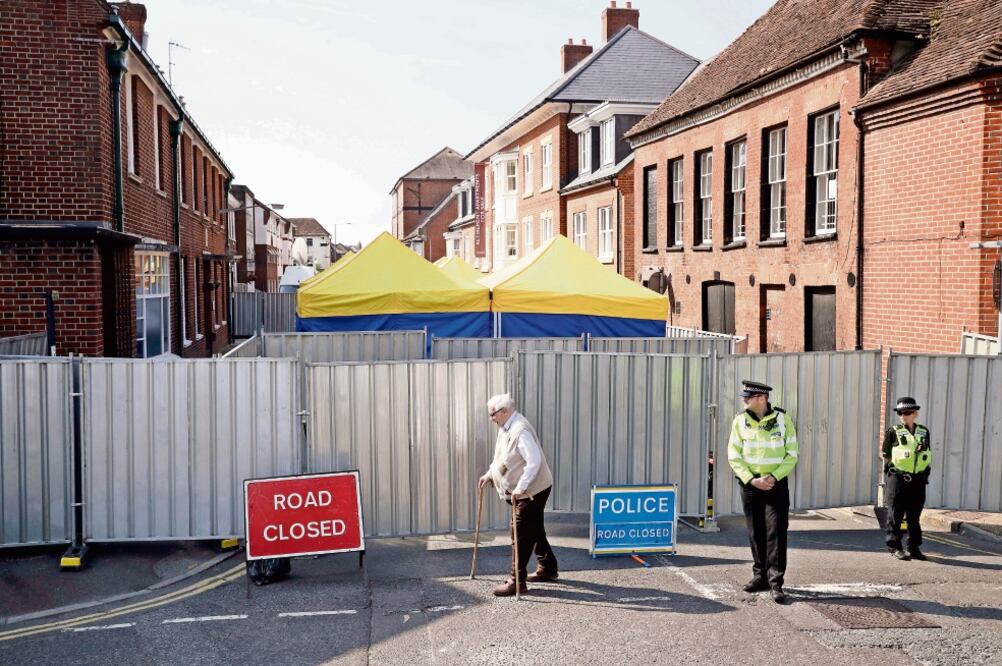 Cerco sanitario. La policía cerró seis áreas en Amesbury y en Salisbury, a 13 kilómetros, en las que estuvo la pareja envenenada con el Novichok. Foto: MATT DUNHAM. AP