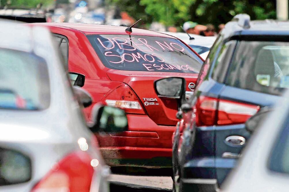 Los taxistas reiteraron que los choferes de Uber no pagan concesiones o tarjetón, por lo que no contribuyen al erario de la Ciudad. (FOTO: ARCHIVO EL UNIVERSAL)