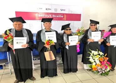 INEA entrega primeros cinco certificados de primaria a alumnos con discapacidad visual