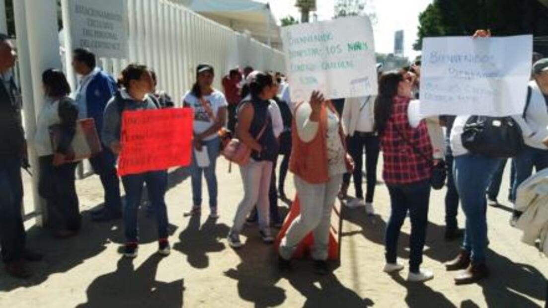 Entre protestas, reciben en Oaxaca a titular de Secretaría de Bienestar