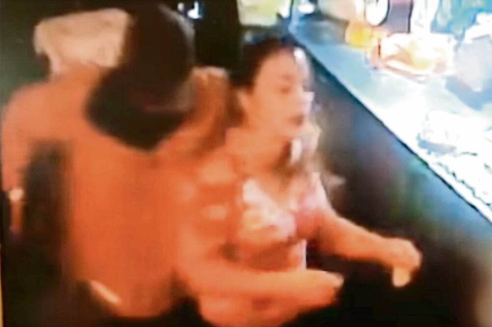 En un video difundido en redes, se observa cuando hombres con el rostro cubierto sacan a las jóvenes del local donde trabajaban (TOMADA DE VIDEO)