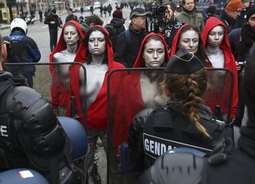 Mujeres protestan en silencio, entre marchas de los "chalecos amarillos" en Francia
