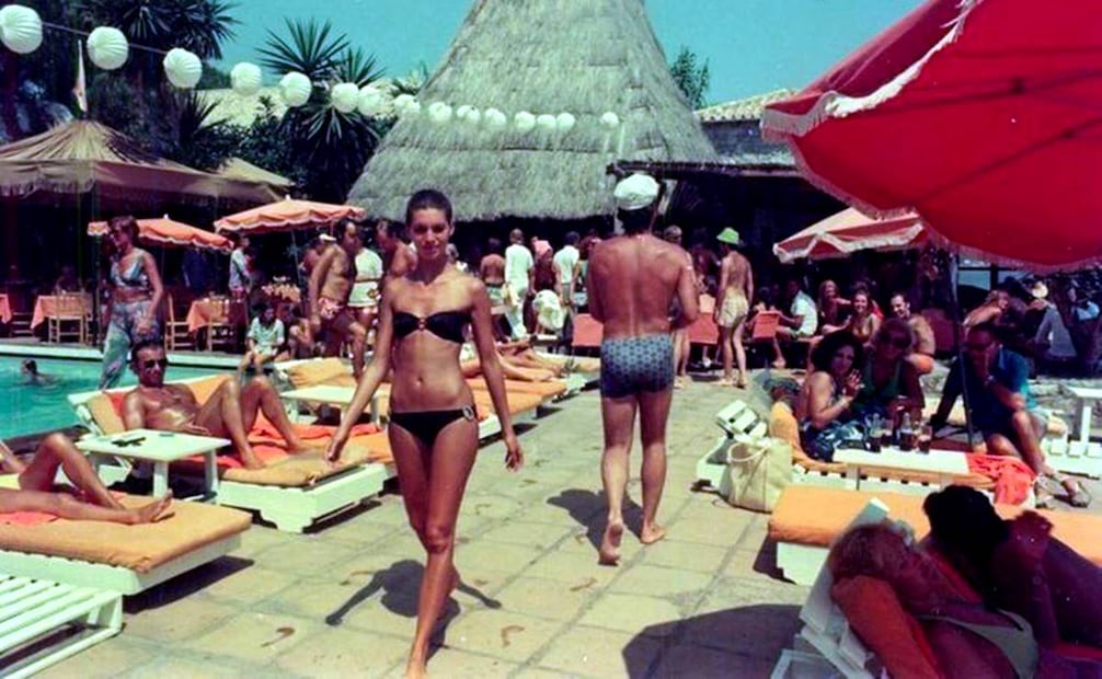 Para los años 70, el Marbella Club ya no era un sitio rústico, sino un moderno resort. Pinterest.