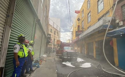 Se cumplen 6 horas de incendio en bodega de ropa en la alcaldía Cuauhtémoc; bomberos reportan 80% del fuego controlado 