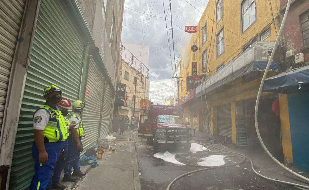 Se cumplen 6 horas de incendio en bodega de ropa en la alcaldía Cuauhtémoc (04/08/2025). Foto: Juan Carlos Williams / EL UNIVERSAL