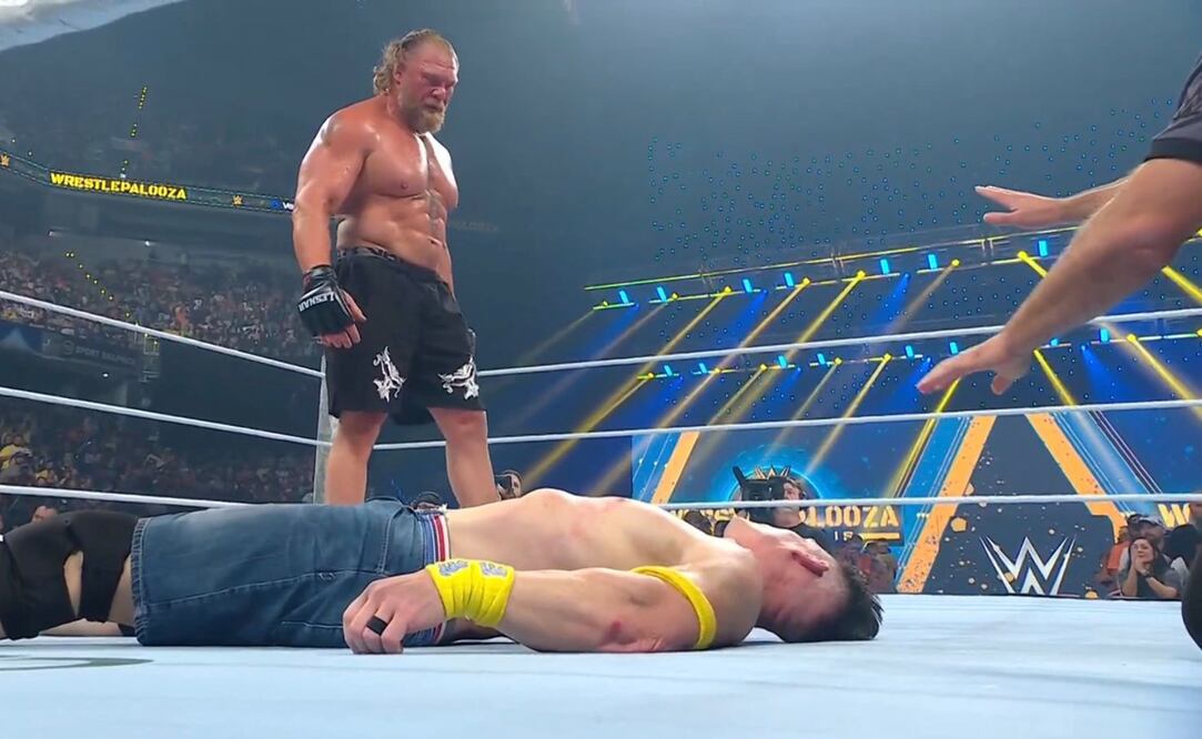 Brock Lesnar observa a John Cena tras vencerlo en mano a mano | FOTO: @wwe