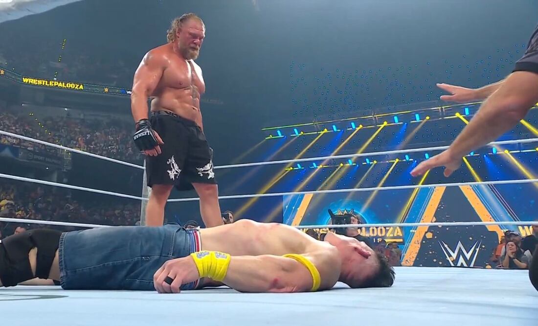 Brock Lesnar observa a John Cena tras vencerlo en mano a mano | FOTO: @wwe