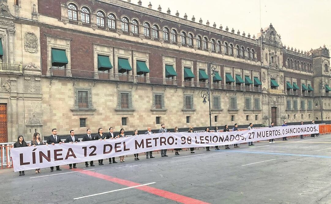 Legisladores locales y federales del PAN se manifestaron frente a Palacio Nacional. Foto: Especial.
