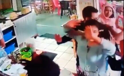 Pareja asalta restaurante en Iztapalapa