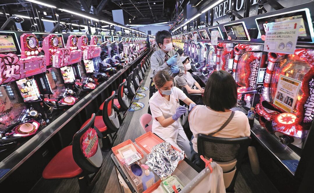 Una persona es vacunada contra el coronavirus en una sala de juegos en Osaka, Japón. Foto: AFP