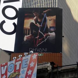 Trump atado por una mujer, el polémico anuncio de una marca de ropa en Times Square