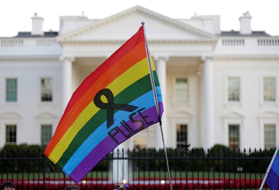 Una bandera ondea durante una vigilia frente a la Casa Blanca en Washington D.C. en honor a las víctimas de la masacre (Foto: Reuters)