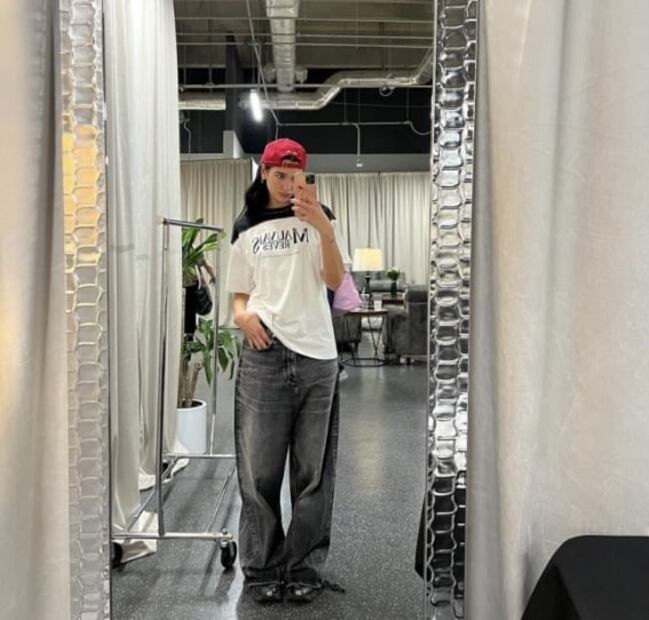 Dua Lipa modela look de cholo y nos regresa a los 90