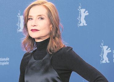 Huppert pasea con la altivez de "Eva"
