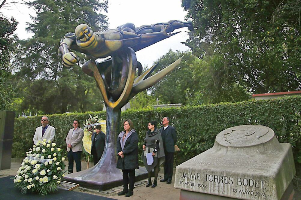 Primera guardia de honor; el nieto y el bisnieto del artista y Magdalena Zavala, a la izquierda; la delegada Xóchitl Gálvez; la directora de la SAPS, Taiyana Pimentel, y el arquitecto Xavier Guzmán del INBA (derecha) (FOTOS: ALEJANDRA LEYVA. EL UNIVERSAL)