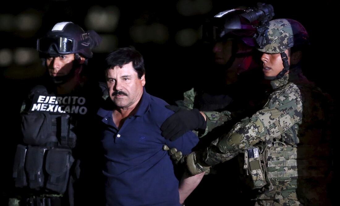 Joaquin ''El Chapo'' Guzman is escorted by soldiers during a presentation at the hangar belonging to the office of the Attorney General in Mexico City, Mexico January 8, 2016. (REUTERS/Edgard Garrido)