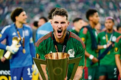 Santiago Giménez vivió la noche de su “graduación” con la Selección Mexicana