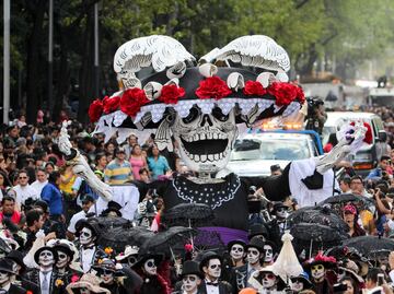 Desfile de Día de Muertos reúne a 250 mil personas