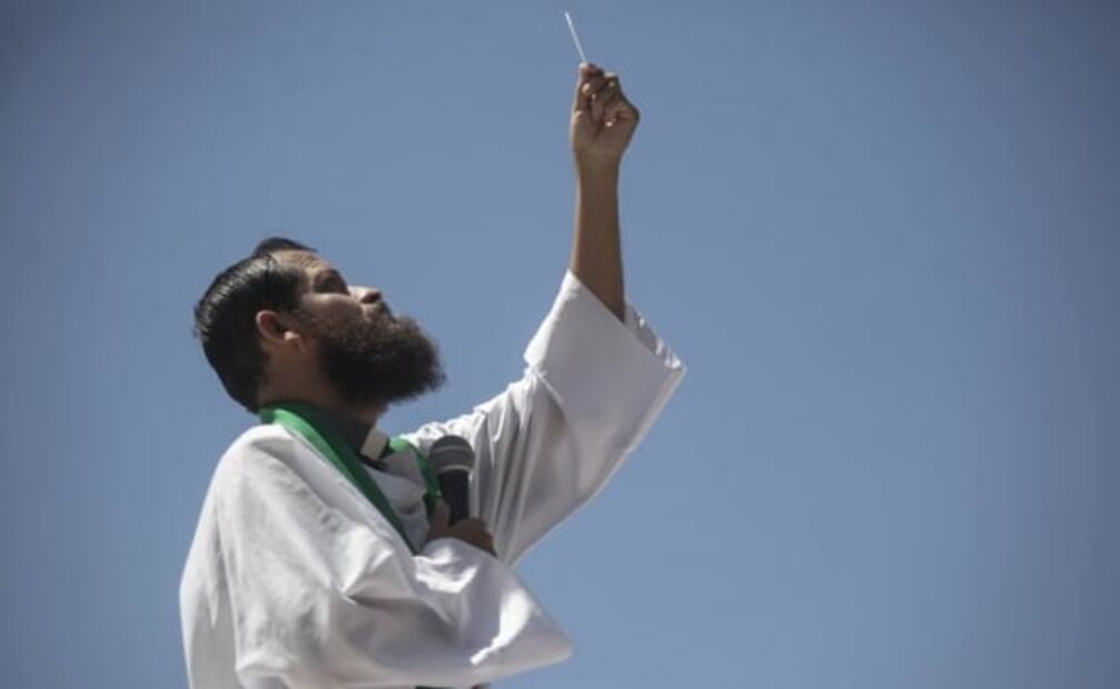 Contra viento y... pandemia: sacerdote peruano oficia misa desde el tejado de la iglesia