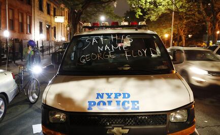 Patrullas embisten a manifestantes en Nueva York