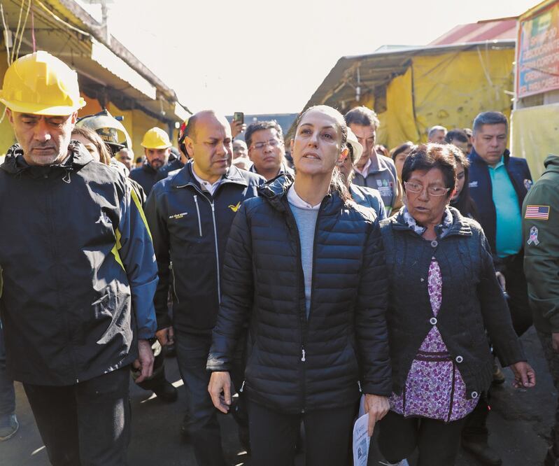 La mandataria capitalina realizó un segundo recorrido por la zona donde varios puestos resultaron con daños por el fuego. Foto/IVAN STEPHENS. EL UNIVERSAL