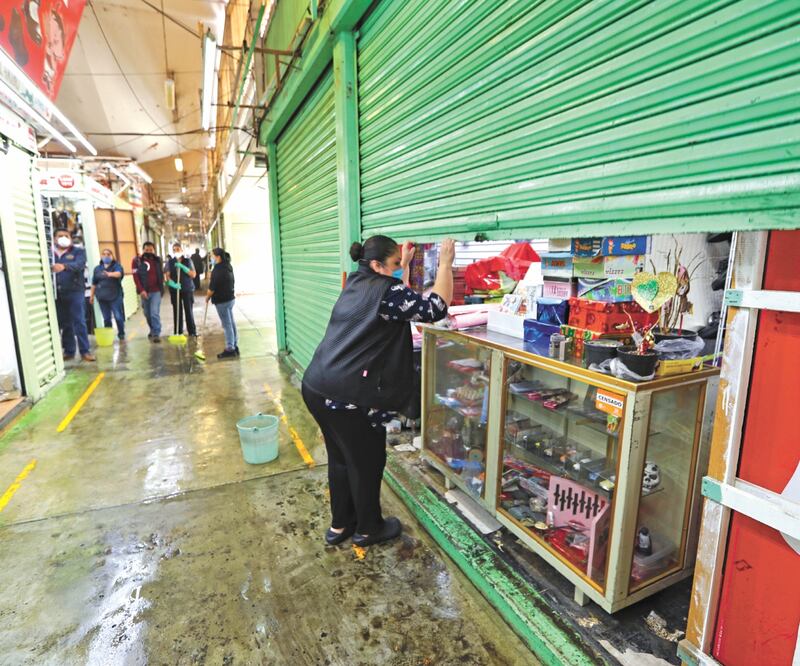 Locatarios del Mercado Juárez, ubicado en el centro de la capital mexiquense, limpian sus locales ya que advirtieron que abrirán la próxima semana aún sin permiso de las autoridades municipales. Foto: JORGE ALVARADO. EL UNIVERSAL